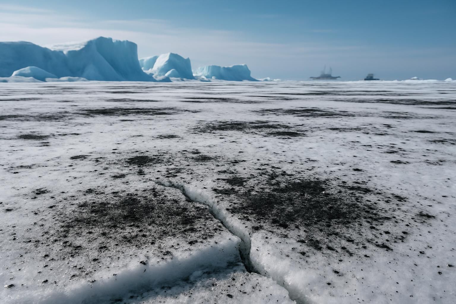 découvrez l'impact méconnu du carbone noir en arctique et l'importance cruciale d'une régulation pour répondre aux défis géopolitiques majeurs liés à cette région fragile.