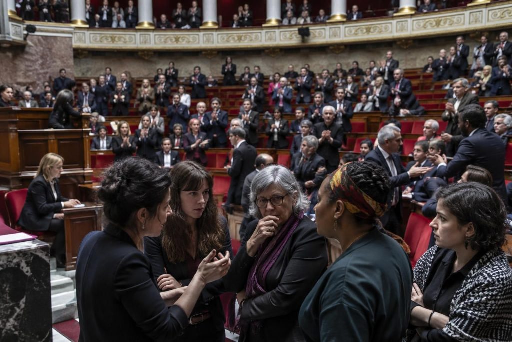 adoptée à l’assemblée, la loi intégrale ravive les désaccords à gauche et parmi les féministes sur ses mesures et ses enjeux.
