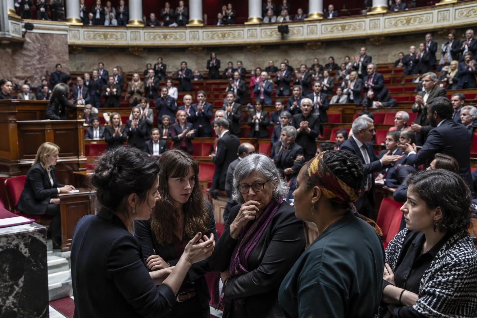 adoptée à l’assemblée, la loi intégrale ravive les désaccords à gauche et parmi les féministes sur ses mesures et ses enjeux.