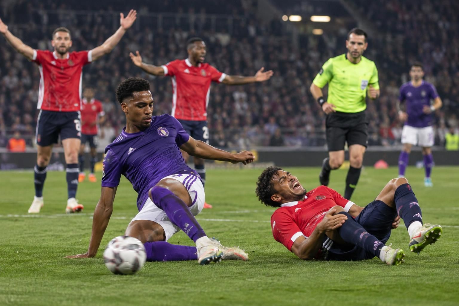 après le tacle d’amir richardson sur tiago santos, le losc déplore l’absence de sanction et ironise sur la blessure du défenseur lillois.