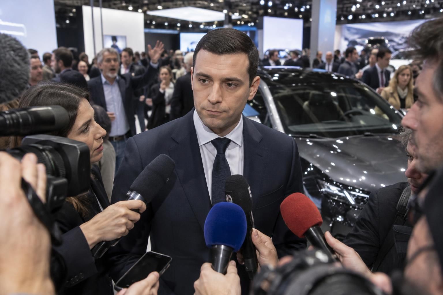 Au Mondial de l’auto, Jordan Bardella chahuté et toujours silencieux face aux questions sur ses écrits antisémites