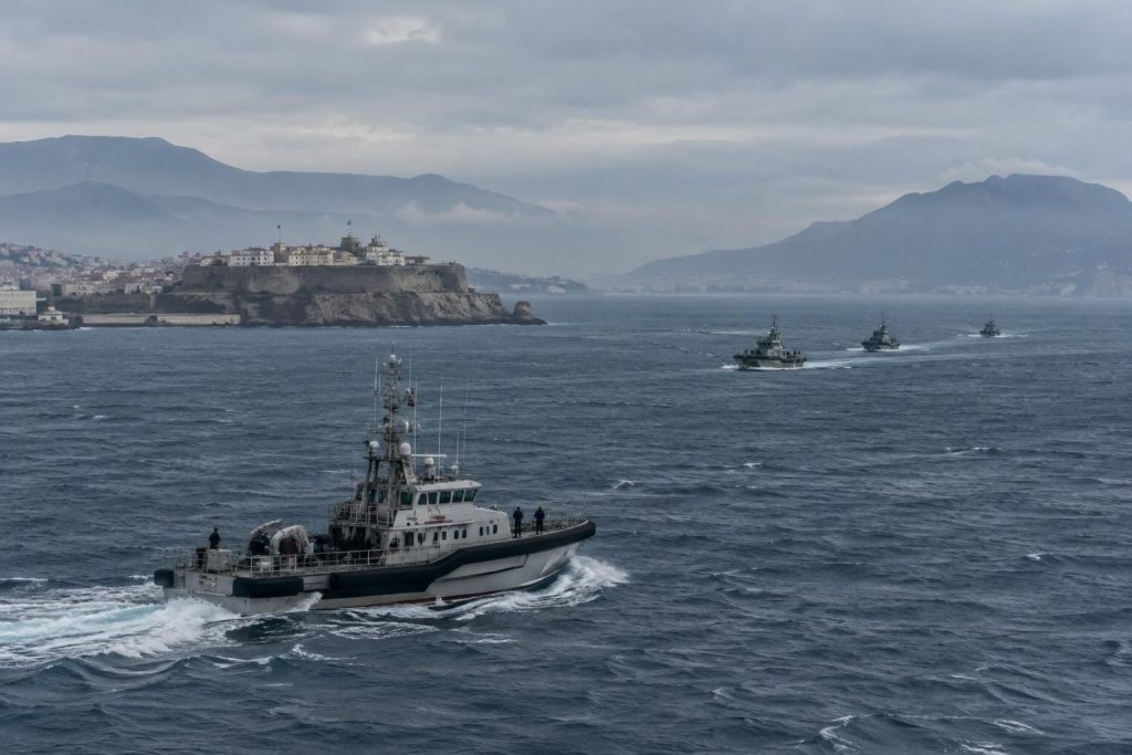 madrid dénonce des incursions répétées du maroc dans les eaux espagnoles autour de ceuta, ravivant les tensions entre les deux pays.