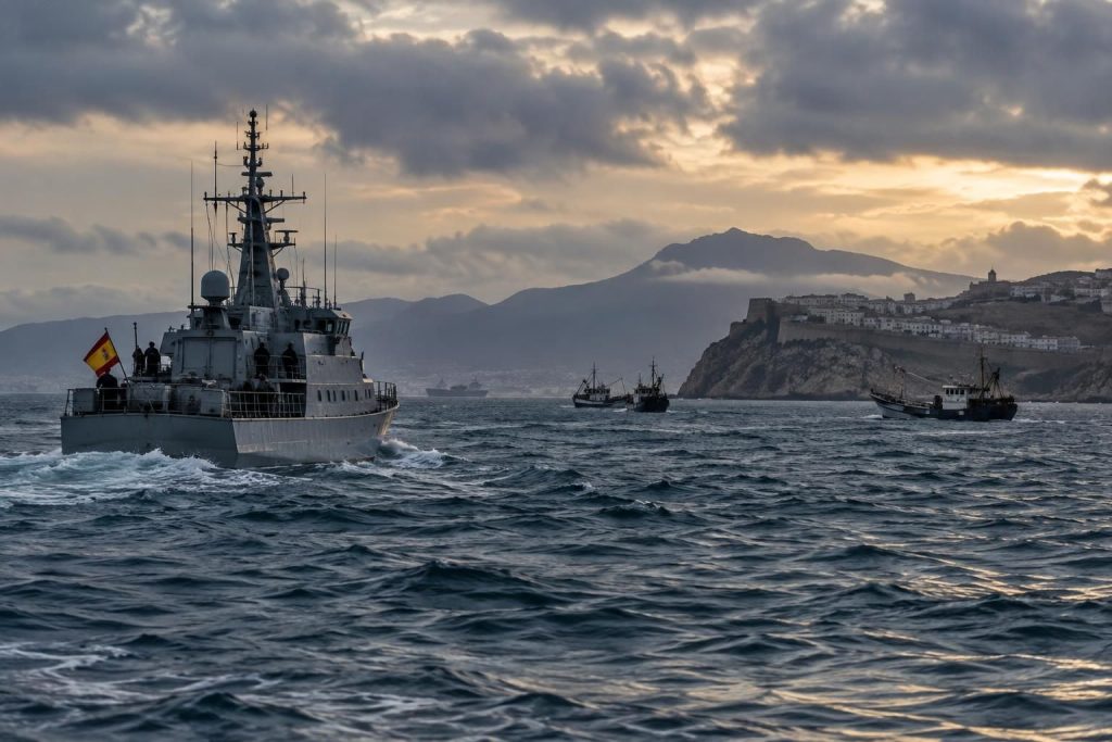 l’espagne dénonce des incursions répétées du maroc dans ses eaux territoriales près de ceuta, ravivant les tensions entre les deux pays.