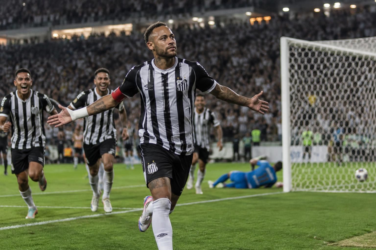 entré à la pause, neymar signe un doublé sur penalty et offre un coup d’éclat à santos. découvrez le résumé de sa performance.