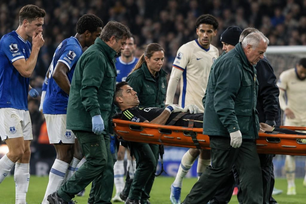 grosse inquiétude lors d’everton-chelsea : emiliano martínez a été évacué sur civière, suscitant l’inquiétude après cet incident en plein match.
