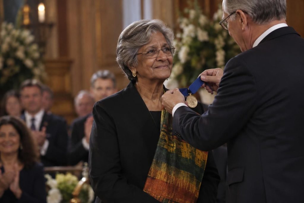 le nobel de la paix 2026 récompense la juriste sud-africaine navi pillay pour son engagement en faveur des droits humains.