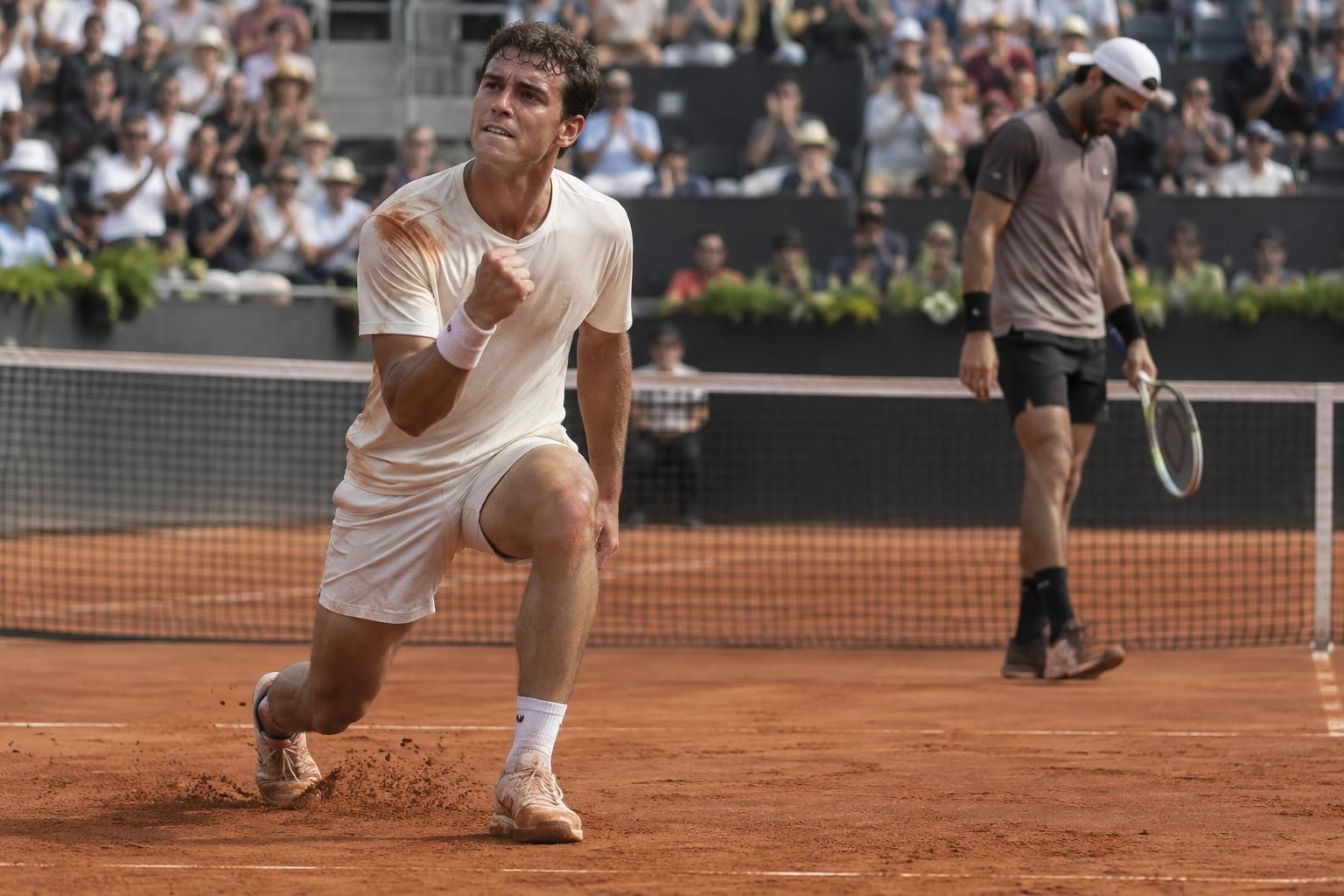 issu des qualifications, kyrian jacquet crée la surprise à l’atp 250 de lyon en éliminant matteo berrettini dès le premier tour.