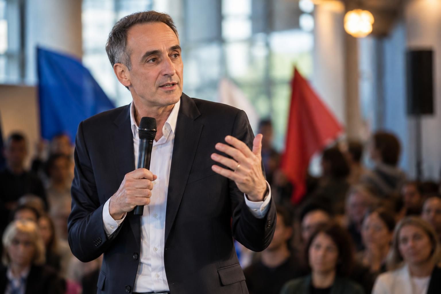 à l’approche de 2027, raphaël glucksmann veut faire de place publique une force politique incontournable de la présidentielle.