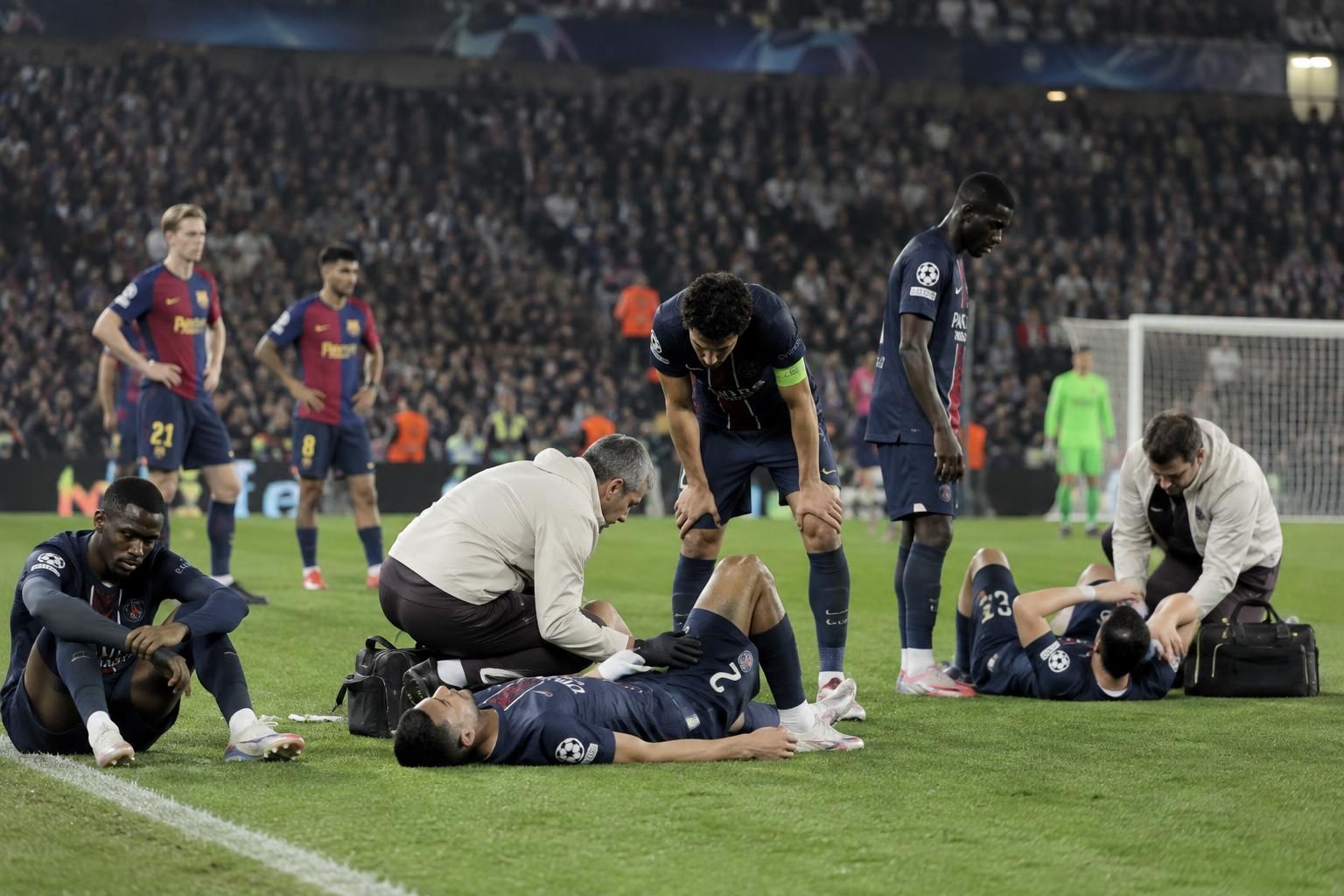 après dembélé, le psg perd deux autres joueurs clés sur blessure face au barça, un nouveau coup dur en ligue des champions.